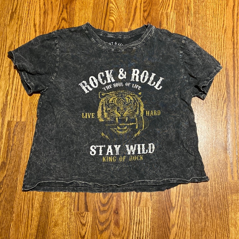 Trendy Fit Tee - shorter fit - worn only 1x